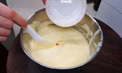 不用烤箱,不用电饭煲,学会这样做蛋糕,松软香甜,10分钟就上桌