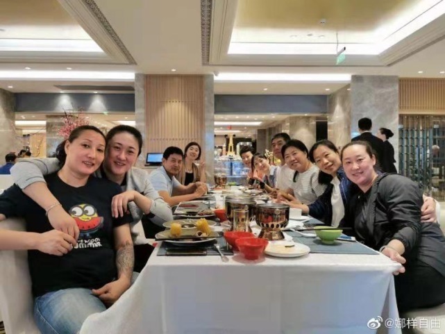 宋妮娜|41岁女排奥运冠军亮相胖若两人,频繁站台捞金,退役嫁大4岁教练