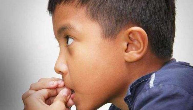 奶奶|3岁小男孩爱啃指甲，妈妈紧急纠正，奶奶：不就吃个手，有啥要紧