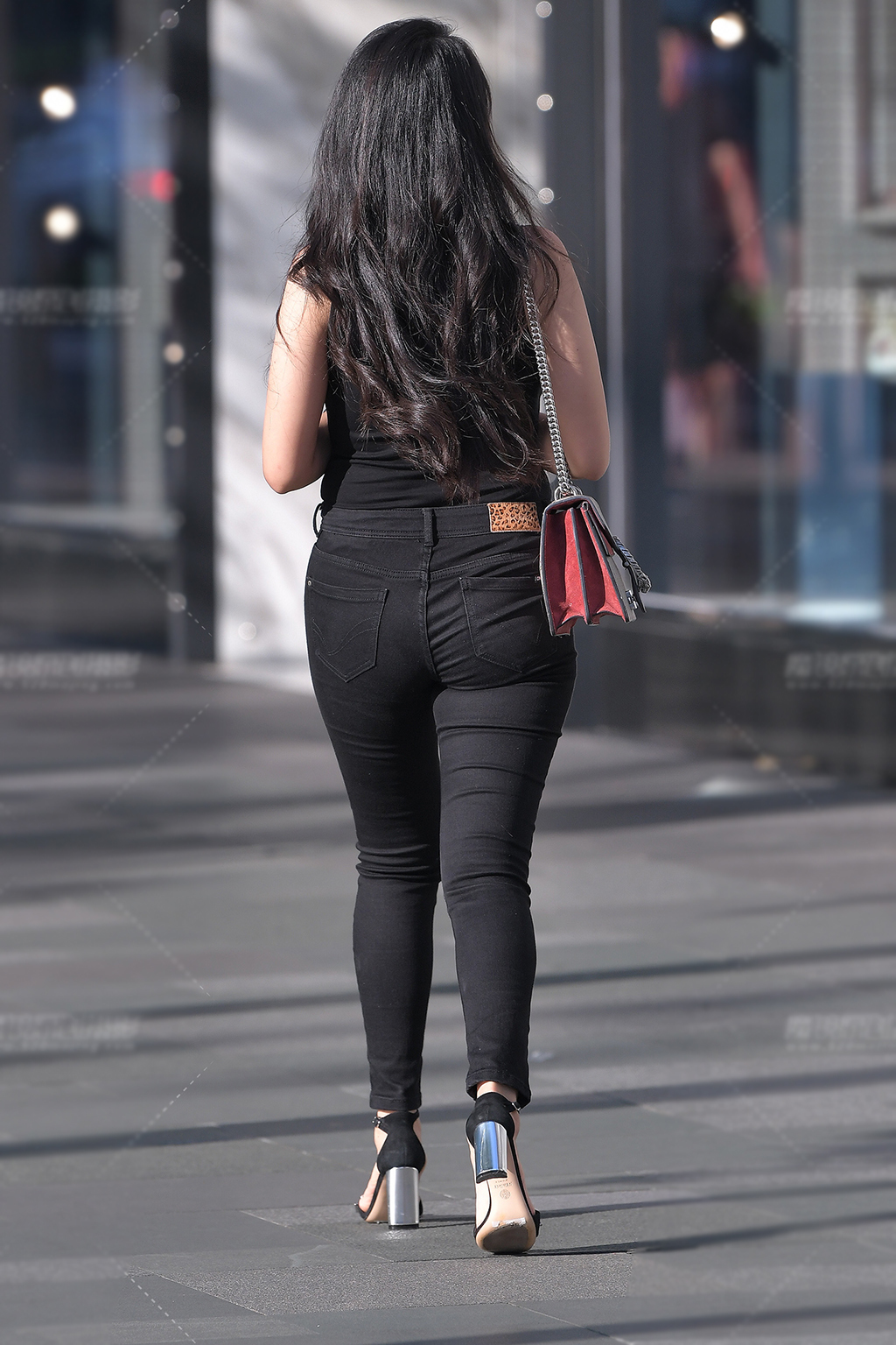 美的|街拍美女:休闲搭配的宠儿,牛仔裤百搭的特点,让你搭配省心又美的简约大方