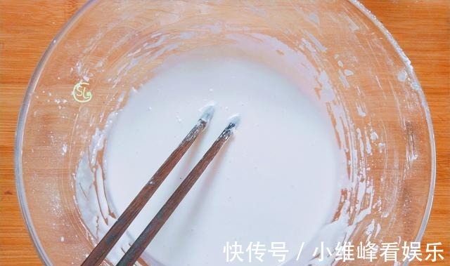 小点心|糯米粉这样吃真过瘾,手不沾面,搅一搅,太香了,出锅就抢光