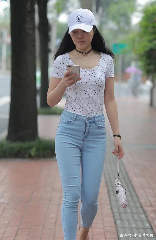 高挑的美女,与牛仔裤搭配,使你的身材更加完美