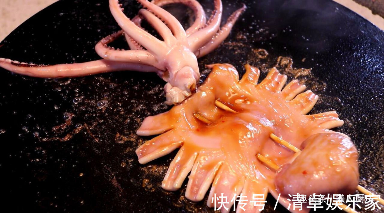 清洗干净|夏天，鱿鱼别白灼着吃了，教你烤鱿鱼的详细做法，配啤酒太爽了