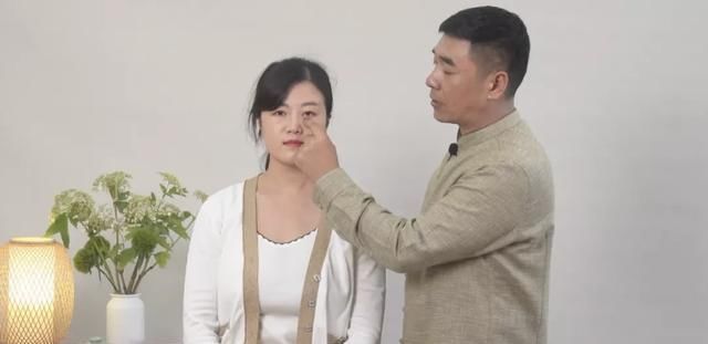 眼袋大显老10岁,每天坚持这个方法,不仅能除眼袋,还能调脾胃