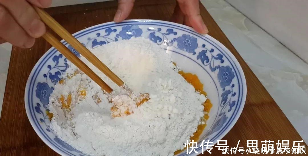 鸡蛋|半个南瓜,1个鸡蛋,不用一滴水,比油条做法简单,比蛋糕都好吃