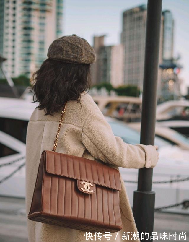 视觉效果 跟着时尚博主学穿搭,毛茸茸的卡其色外套配白裤,温柔简约又时尚!