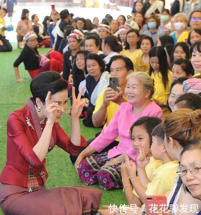 诗丽吉王后&诗尼娜贵妃气场强大,一身红衣,越来越像诗丽吉王后