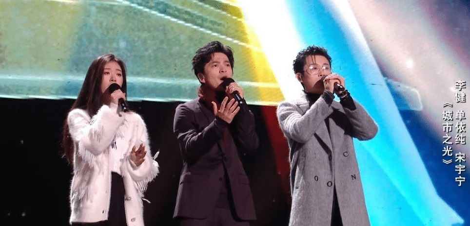 唱功|《中国好声音》李宇春歌曲拖累学员,潘虹唱功比她好,台风却不行