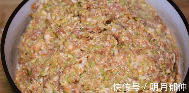 不要只是加水拌饺子馅,教你正确的方法,学会再也不去餐馆了