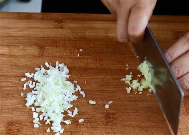 豆腐皮教你新做法,味道麻辣过瘾,刚上桌就被抢着吃,太香了