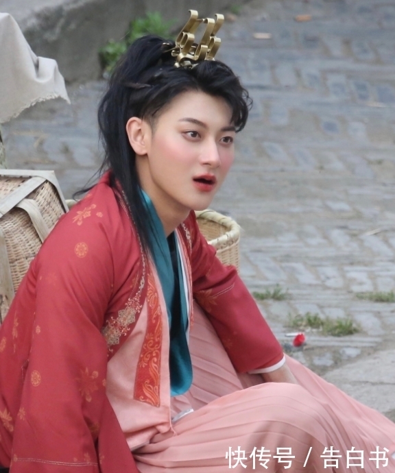 女装|《萌探》集体穿古装,杨紫瘦成“锥子脸”,黄子韬穿女装我看呆了