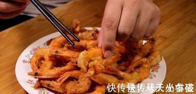 虾皮虾|炸大虾,有人用面粉有人直接炸?都不对!教你正确做法,酥脆解馋