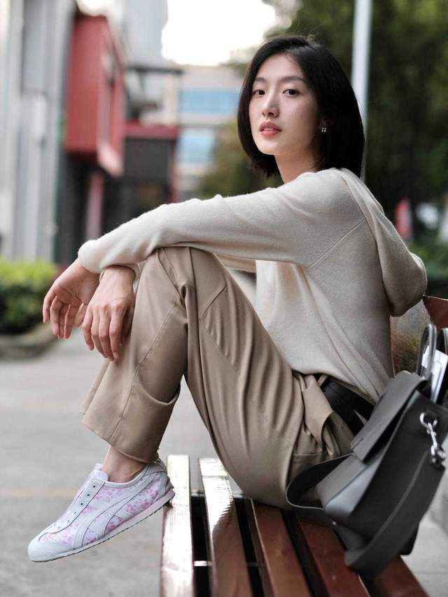针织衫|初秋,卫衣搭配直筒裤简约高级,还能提升气质感,美如初恋女友