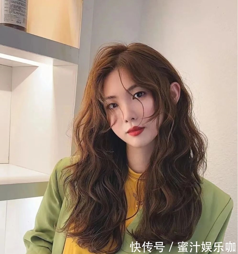 利落 大波浪半扎发利落短发,流行发型有多美?让人越看越想剪