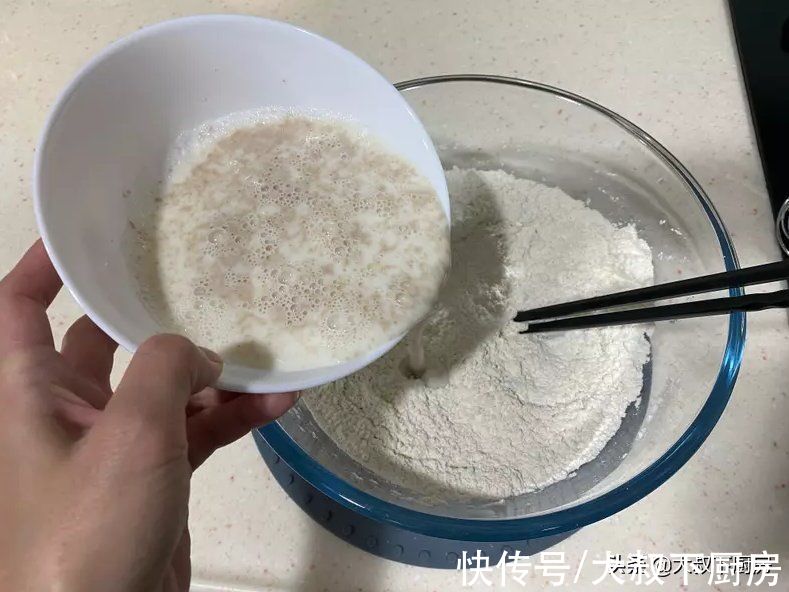 面团|幸福百分百！大叔教你鲜奶馒头，口感香甜，跟外面卖的味道不一样