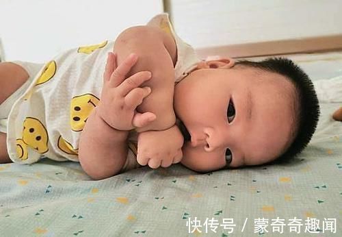 晚睡|难怪孩子爱晚睡,爸妈能共同陪着做3件事,孩子到点乖乖去睡觉!