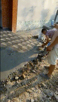 |笑话:这是啥意思啊,开挖掘机还带着媳妇?