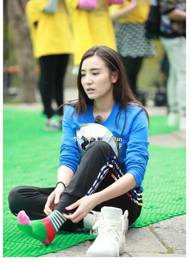 宋佳 跑男综艺现场(大图)脱袜赤足满场跑