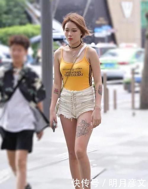 墨绿色休闲裤搭配针织衫,穿起来显瘦显气质