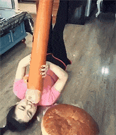 |搞笑GIF:姑娘,你能接受这么大的宝宝吗?