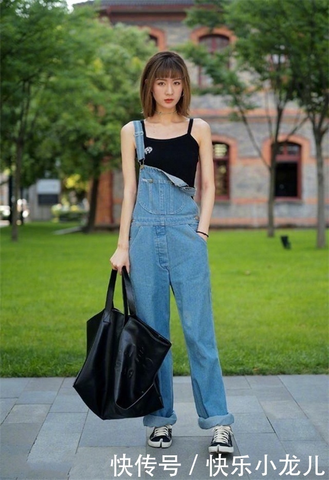 路人街拍,美女穿着一件黑色的打底衫,将修身进行到底