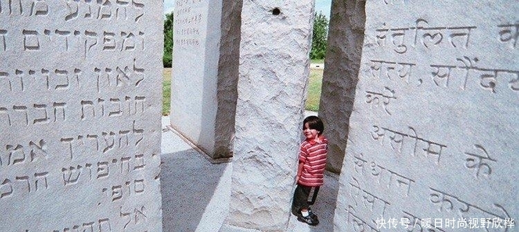 美国巨石阵：8国语言刻着10条警示恒文，中文在列，建造者成谜