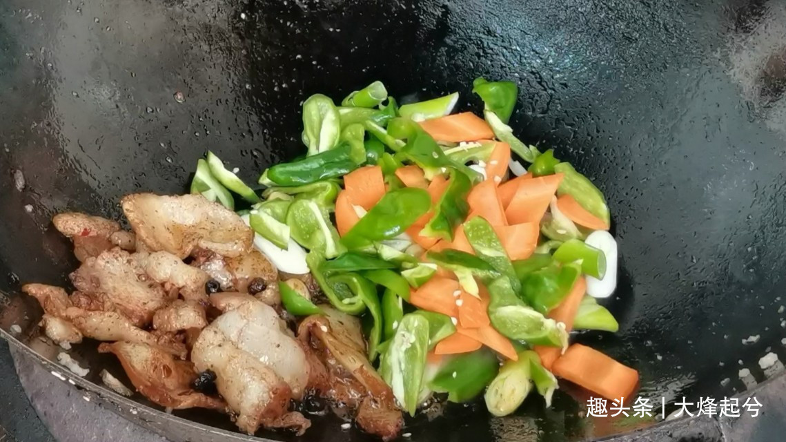 家常菜豆腐回锅肉，鲜香美味又下饭，做法简单，上桌即扫光