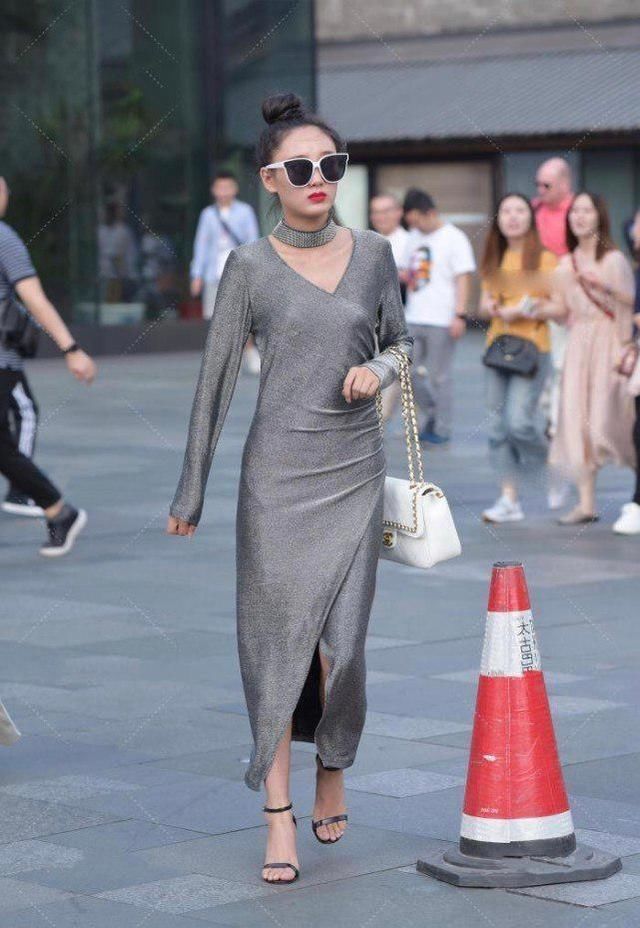 灰色开叉长裙“高级感”满满,灰色纱布“缠”脖子上更有贵妇魅力