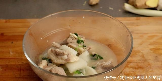  炖羊肉时，有人焯水有人直接炖小董教你正确做法，汤白无腥味