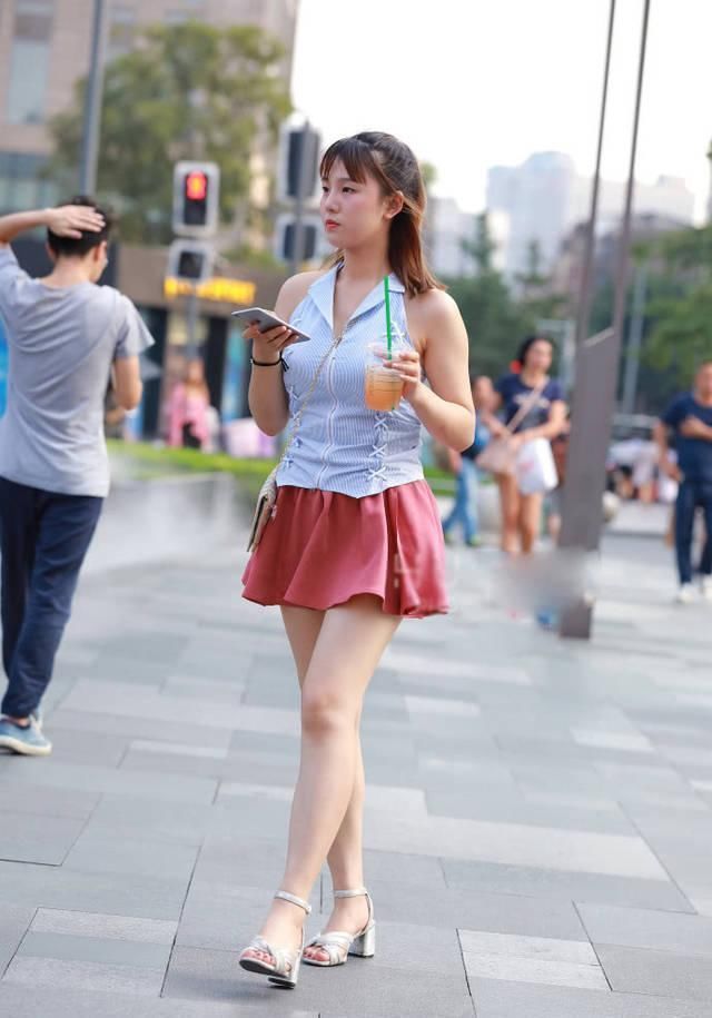 街拍美女脸蛋婴儿肥的美女,匀称柔美比骨感美的女生更具有魅力