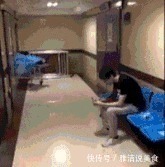 |搞笑GIF：姑娘这一跳太突然 我都觉得不好意思了