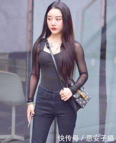 街拍美女:黑色网纱上衣搭配高腰牛仔裤,彰显与众不同的魅力