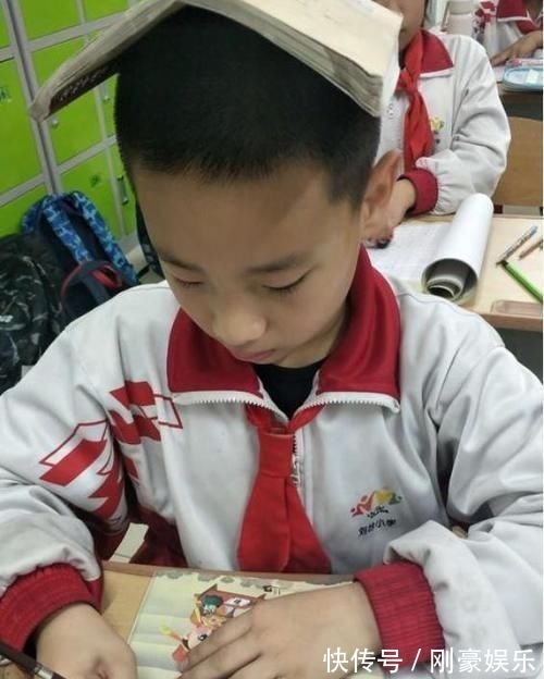 宝妈$9岁男童写字被误认为是印刷体,老师不忍打叉,网友:再世王羲之