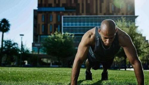 锻炼|男人做俯卧撑,多少才算标准,经常做俯卧撑,能带来什么好处