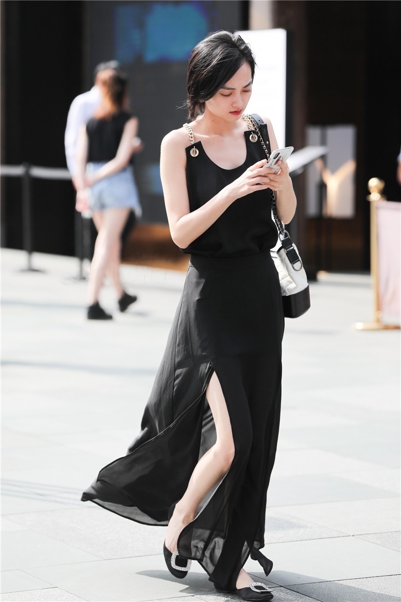 街拍小姐姐一件简单的开叉裙搭配一个斜挎包,青春靓丽去逛街