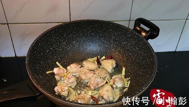 花样|鸡翅别再红烧了,换个花样加它一起烧,喷香下饭,一盘转身就没了