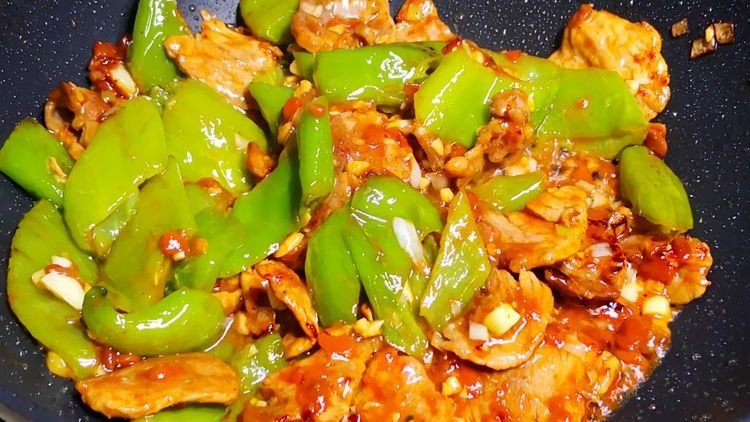 做青椒炒肉,最忌直接下锅炒,教你正确做法,香辣更入味,真解馋