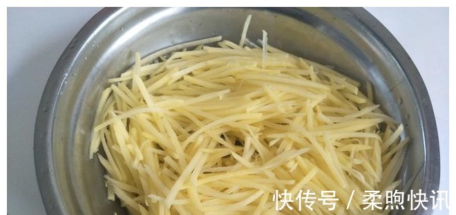 炒土豆丝时,放醋方法有讲究,教你1招,土豆丝酸香不呛口!