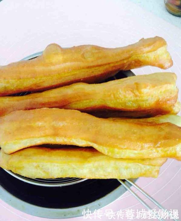 两分钟学会炸油条,不用发面,不加明矾,只要四克它,蓬松又酥脆
