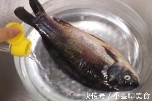 炖鱼去腥味，用白酒还是料酒都错了，大厨教你一招，好吃无腥味