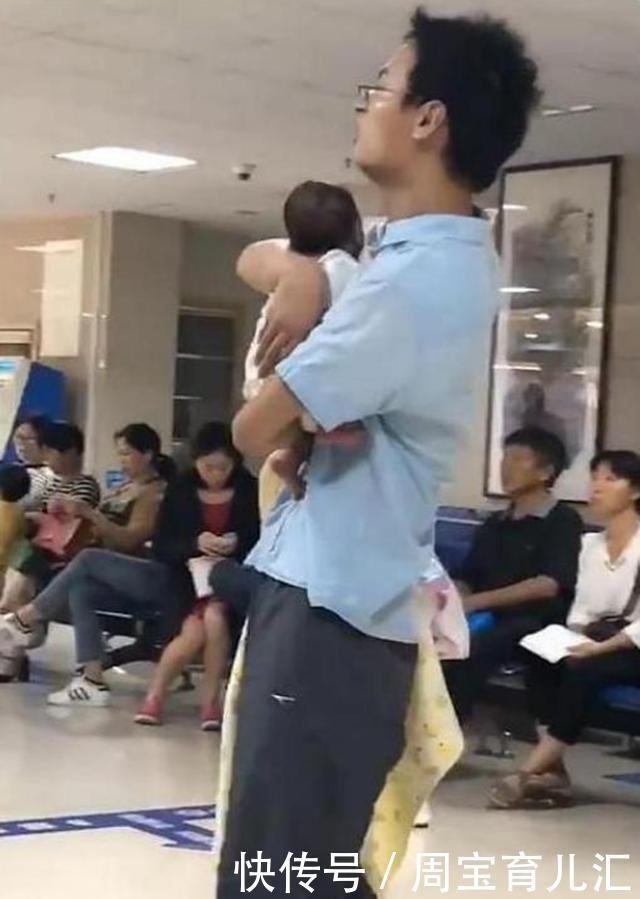 意外|宝爸医院抱娃意外走红，动作僵硬表情紧张，网友：还以为是人贩子