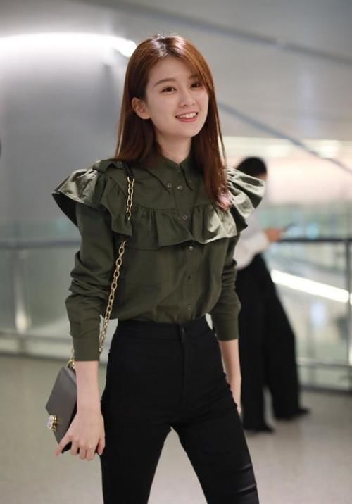 厉害了乔欣，荷叶边衬衫配修身裤勒出巴掌腰，“漫画腿”真实存在