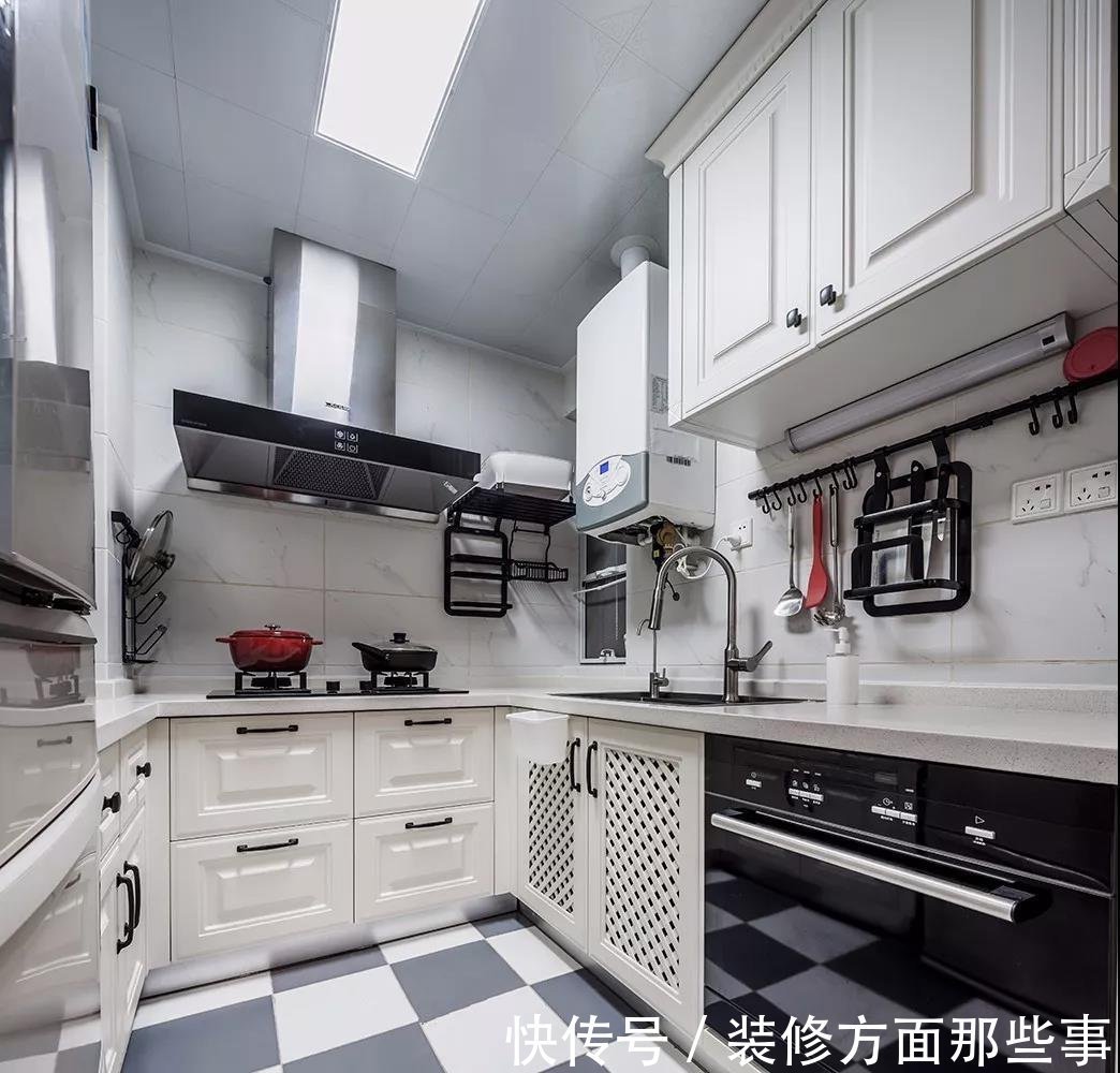 电视墙|120平现代美式风三居室,把电视墙后方做成收纳,实用通透又漂亮