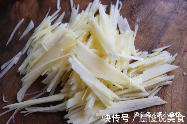 炒土豆丝,先泡水还是焯水牢记3点,土豆丝爽脆不粘锅,实用