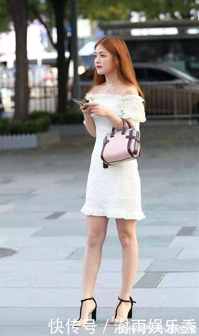凉鞋 美女一双一字带的高跟凉鞋穿搭在脚上,既舒适又带着清凉