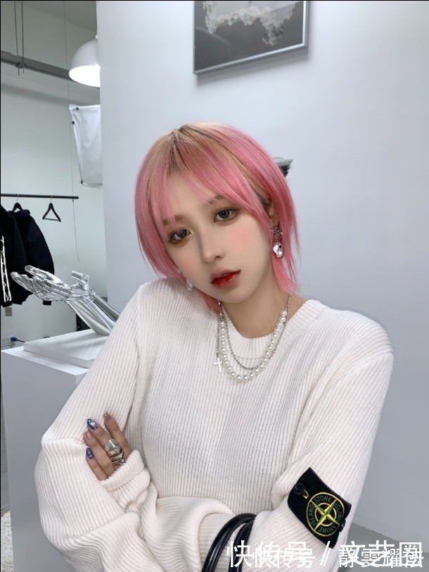 丝丝沈|美女网红嘴唇肿得像香肠五官比例失调,被嘲整容过度像刘梓晨孪生妹妹