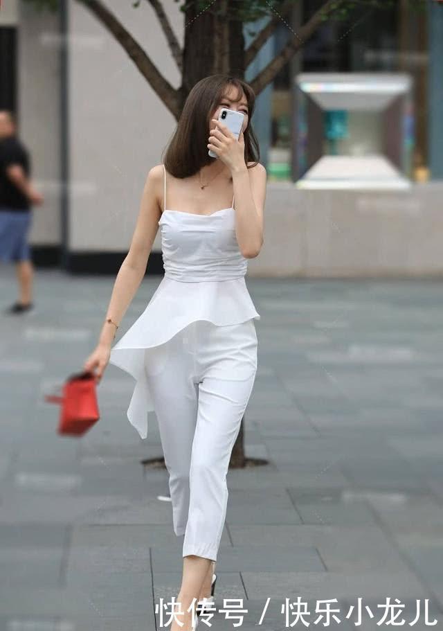 气息|纯白紧身背心,扑面而来纯白无瑕的气息,显得时尚且具有青春活力