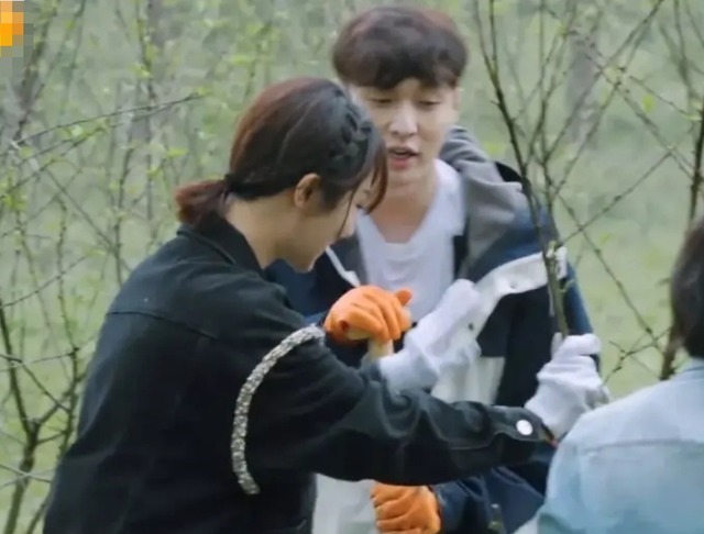 张艺兴 张艺兴去鸡窝掏鸡蛋,看到张子枫的举动,妹妹变得开朗调皮了