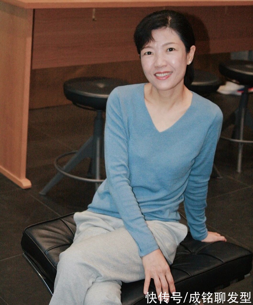 单品 五六十岁的女人别总穿黑色!学学这些中年妈妈的穿搭,时尚显年轻