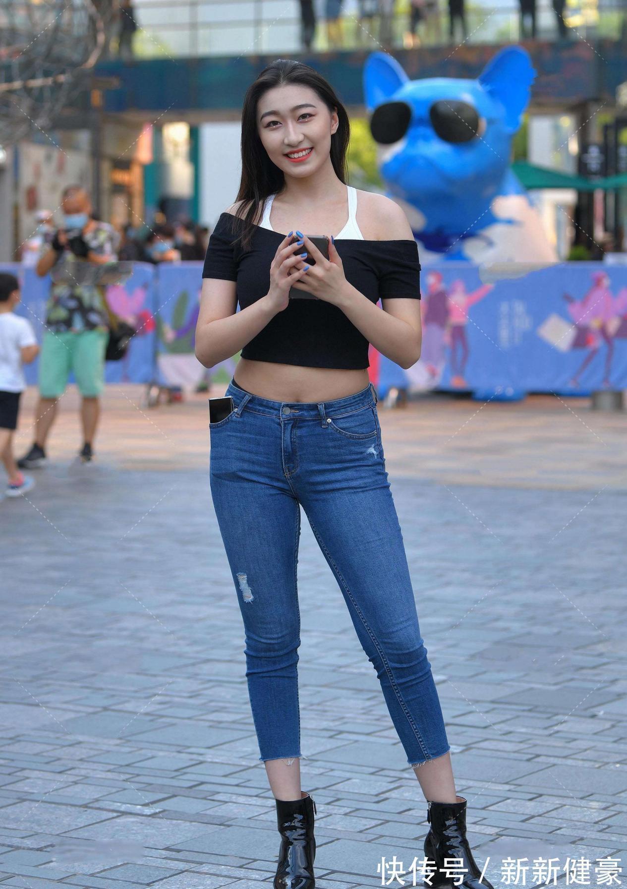 高跟鞋|黑色一字肩搭配破洞牛仔裤,休闲随意还显腿长,黑色亮面气场强大